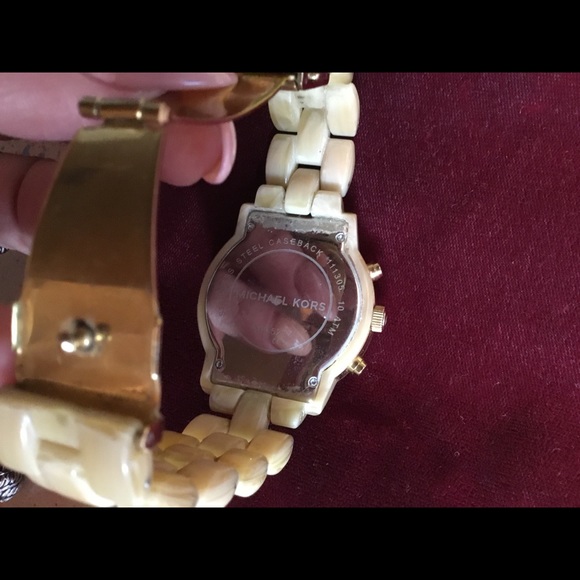 Michael Kors Oversized Light Tortoise Watch - Picture 5 of 5